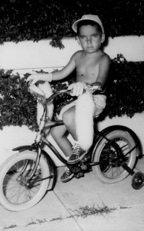 Mi hermano Santiago en su bicicleta